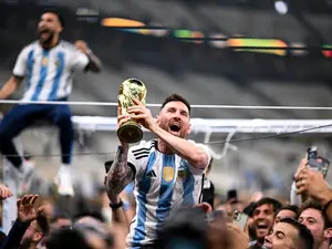 Messi recreează imaginea emblemă a lui Maradona. A fost ridicat „la cer” de coechipierii săi - FOTO: Profimedia