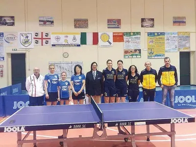 ALESSIA PAULIUC, (stânga), alături de colega sa de club Dora Moldovan și antrenoarea Nicoleta Husar, după ce au câștigat primul loc pe echipe la Linz - Austria