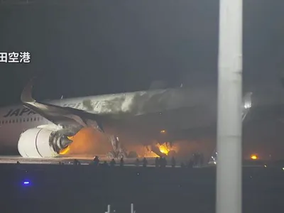 Catastrofă aviatică, pe Aeroport Haneda din Tokyo. Un avion cu peste 300 pasageri, în flăcări - Foto: captură video