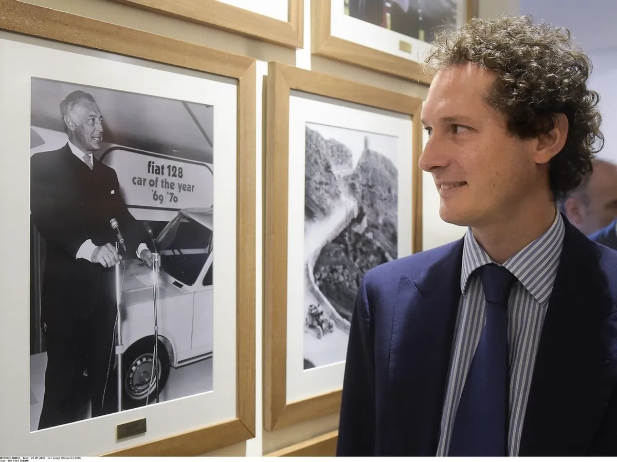 John Elkann se uită la o fotografie cu bunicul său, Gianni Agnelli - Foto: Profimedia Images