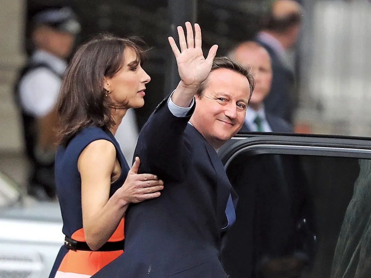 David Cameron şi soţia sa, după ce şi-a prezentat demisia reginei, pe 13 iulie 2016