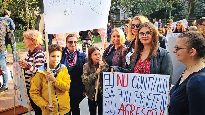 Avocata Giulia Crișan (între cei doi copii) de la Anais, spune că, în ultimii doi ani, 330 de femei au locuit în adăpost, iar alte 700 au beneficiat de consiliere