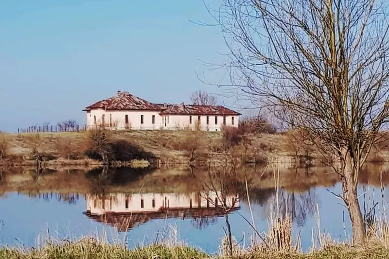 Casă &icirc;nstărită pe malul lacului, &icirc;n Necşeşti, Teleorman, comună considerată cea mai săracă din ţară - Foto: Facebook/Necşeşti, G&acirc;rdeşti, Belciug Teleorman