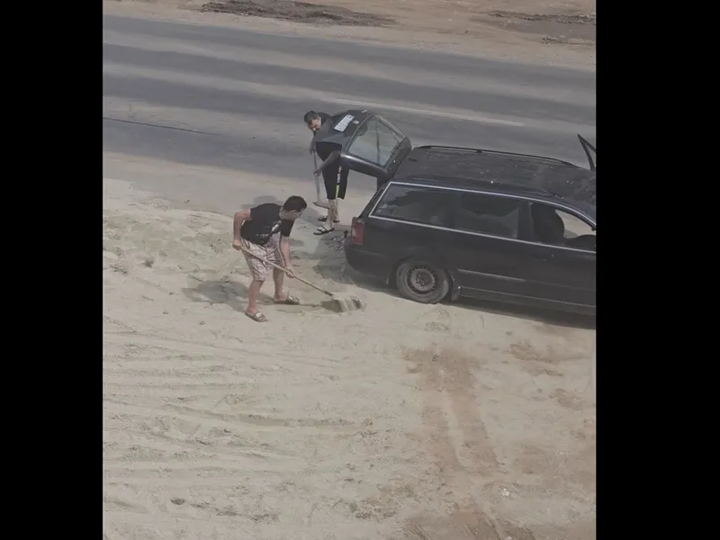 Viral! Un bucureștean și-a transformat Passat-ul break în roabă pentru a fura nisip de pe drum - Foto: captură video