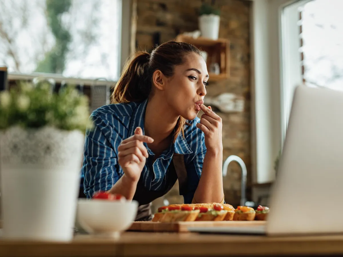 Persoană care mănâncă - Foto: Freepik (Imagine cu rol ilustrativ)