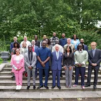 ÎMPREUNĂ Actorul Idris Elba - un fost beneficiar al King’s Trust - și Regele Charles al III-lea (în față, în centru), la un eveniment King’s Trust dedicat oportunităților pentru tineri, organizat în iulie 2024, la Palatul St James, Londra