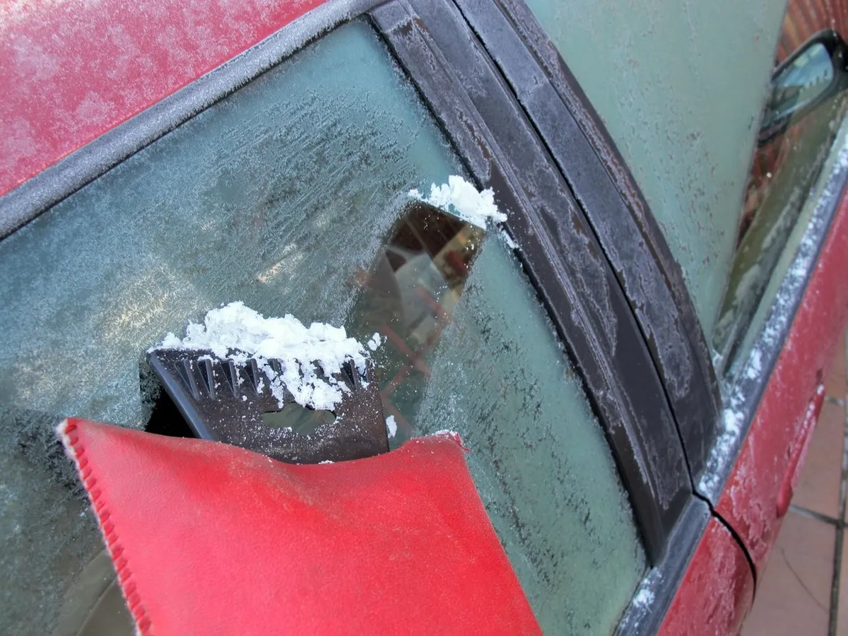 5 metode să dezgheți parbrizul mașinii fără racletă și să eviți o amendă de până la 1.160 lei - Foto: Profimedia Images