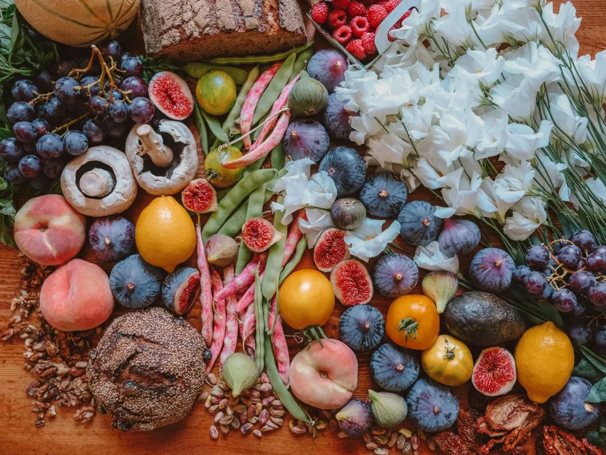 Fructe şi legume felurite şi un buchet de flori - Foto: Pexels/Ella Olsson