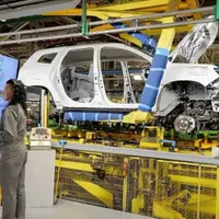 Linie de asamblare în uzina Dacia Pitești - Foto: Dacia