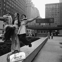 Nadia Comăneci și gimnasta americană Ann Carr, îmăreună cu primul campion mondial al gimnasticii amasculine românești, la Madison Square Garden din New York , în 1976 Foto: profimediaimages.ro
