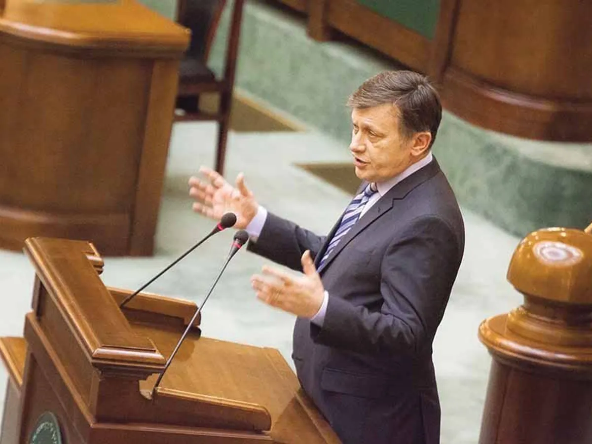 IMPROVIZAȚIE ȘI EȘEC Fostul co-președinte al USL Crin An- tonescu (stânga) a vrut să schimbe Constituția în 2013, după un proiect elaborat în doar trei săptămâni - Foto: INQUAM PHOTOS