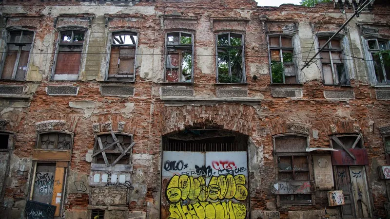 România se pregătește de cutremur evaluând clădirile „din ochi” - Foto: INQUAM PHOTOS / Alberto Groşescu