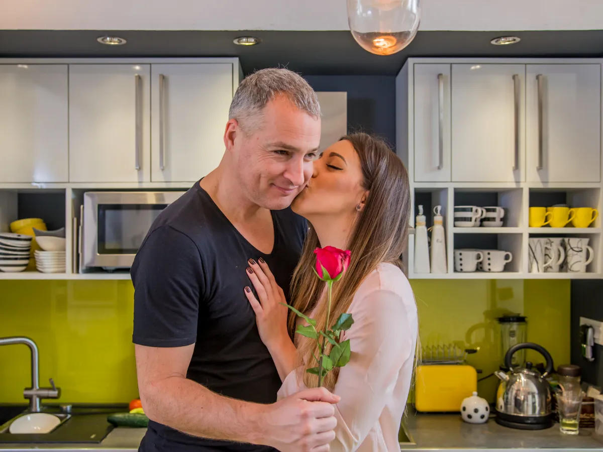 De ce unii bărbați aleg femei mai tinere. Ce îi cucerește fără efort și nu are legătură cu aspectul fizic