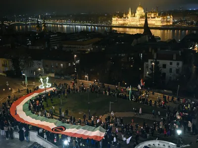 Protestatarii mărșăluiesc lângă Bastionul Pescarilor până la biroul premierului ungar Orban din Budapesta, pe 1 decembrie 2025, pentru a cere rambursarea fondurilor colectate „ilegal” de la guvern. - Foto: Profimedia Images