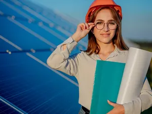 Cum poți să cumperi panouri fotovoltaice second-hand - Foto: Freepik (cu rol ilustrativ)