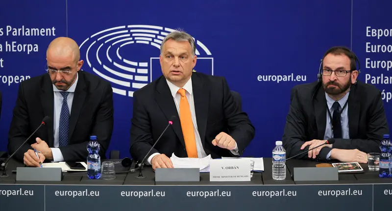 Zoltán Kovács, oficialul maghiar pentru relația cu presa,  premierul Viktor Orbán și eurodeputatul demisionar József Zsájer. Sursa foto: EU Observer/ Parlamentul European