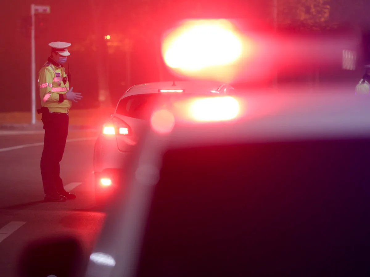 În timp ce polițistul scotea bonul cu valoarea aferentă testării, conducătorul auto a pus o sumă de bani în portbagajul autospecialei MAI - Foto: INQUAM PHOTOS/ Octav Ganea