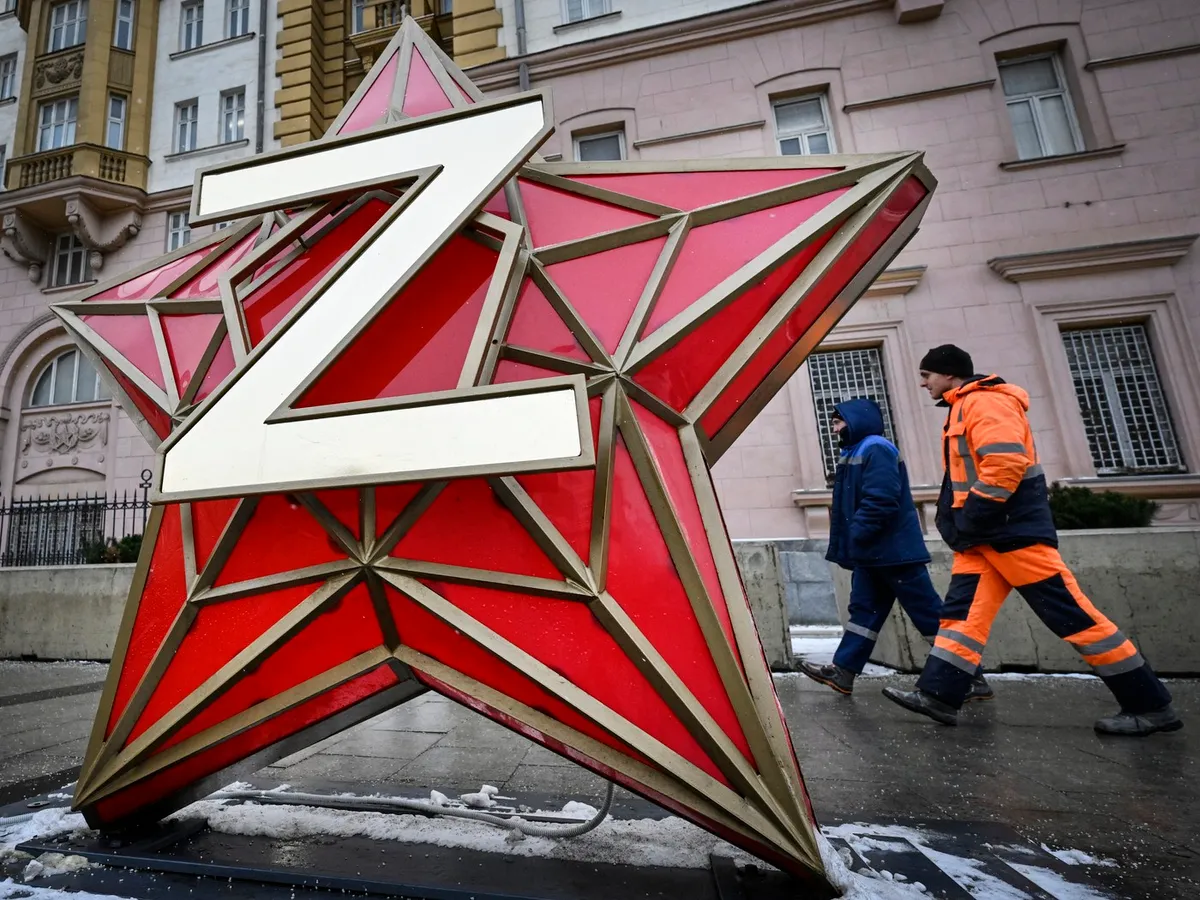 Steaua Kremlinului, purtând litera Z, a trupelor ruse din Ucraina, instalată în fața Ambasadei SUA la Moscova - Foto: Profimedia Images