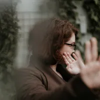 O mamă și-a băgat fiica de 40 de ani într-un sac de gunoi legat la gură și a lăsat-o la ușa blocului/FOTO: Unsplash