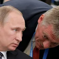 Vladimir Putin și Dimitri Peskov - Foto: Profimedia Images