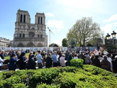 Catolicii celebrează Vinerea Mare la catedralei Notre-Dame, la trei ani de la incendiul devastator / NST.com
