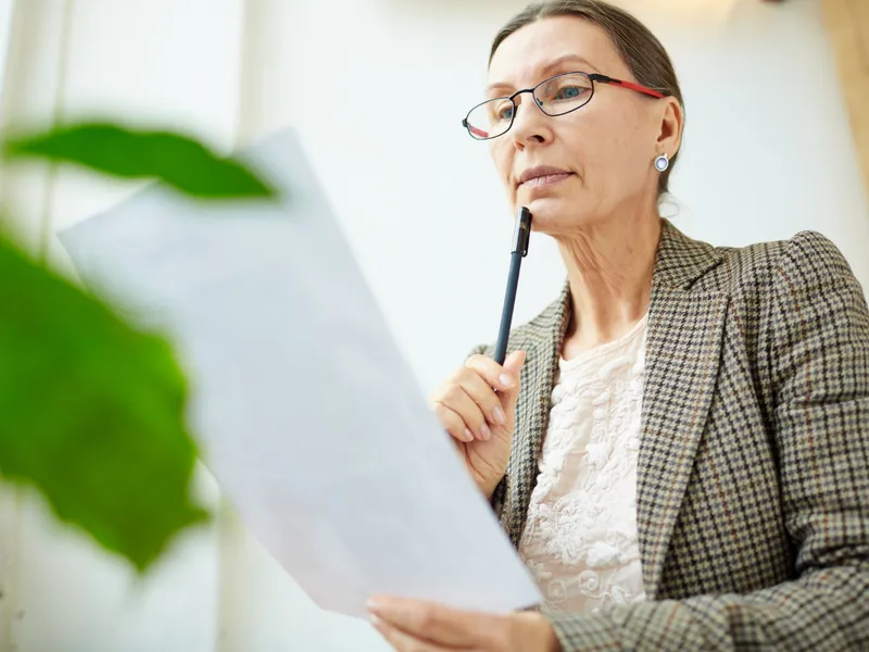Pensionară care citește Foto: Freepik (rol ilustrativ)
