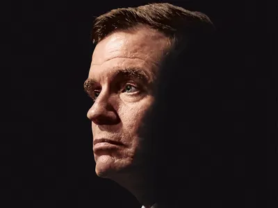 CÎINE DE PAZĂ CU UN OS  La Capitol Hill, senatorul Mark Warner face eforturi pentru ca legislația să reducă puterea companiilor Big Tech