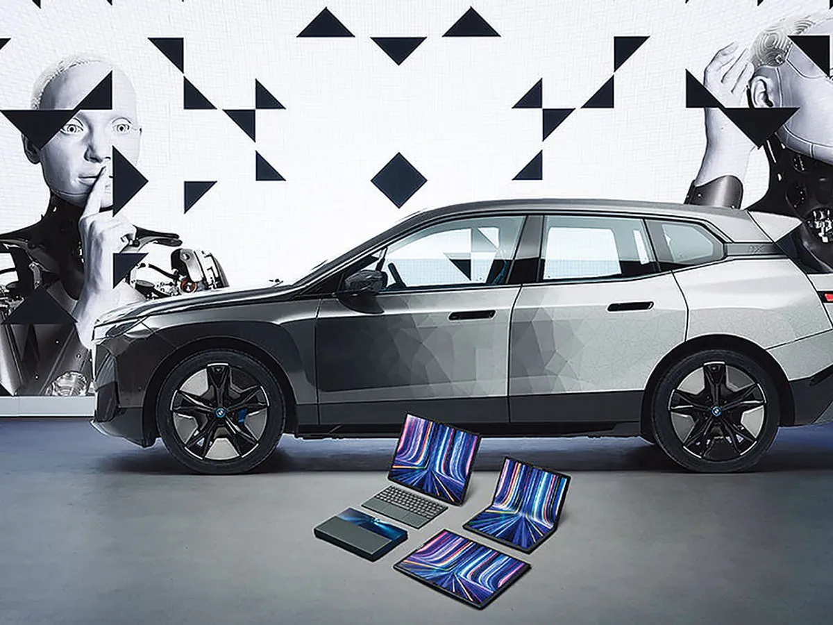 BMW iX Flow, cu tehnologia electroforetică E Ink, trezește caroseria la viață. Mașina își schimbă integral culoarea, inclusiv pe cea a jantelor, în funcție de dorința utilizatorului