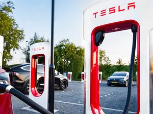 Tesla, un fel de iPhone cu roți? Constructorul, găsit vinovat de „măsluirea” bateriilor prin update. / Foto: teslarati.com