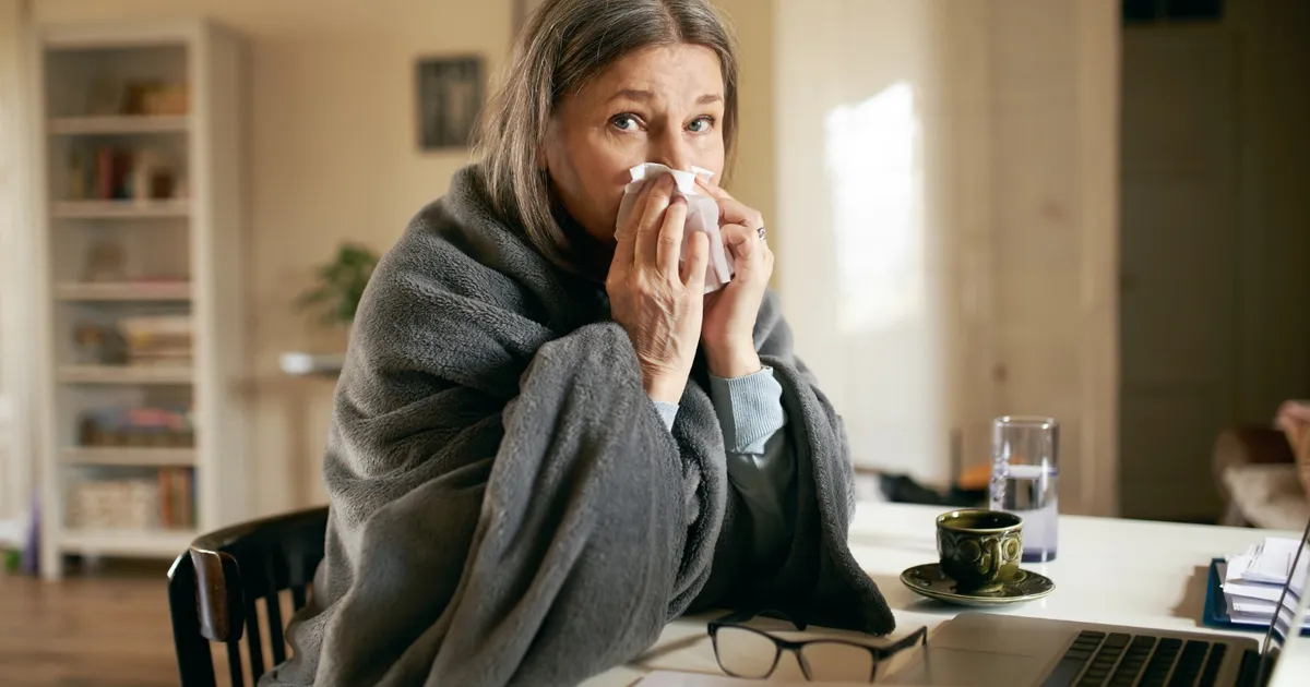 Femeile răcesc mai repede decât bărbații? Un studiu arată că lipsa somnului contribuie la răceli mai dese
