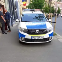 Un cetățean a sesizat la Poliție o mașină pe trotuar. Răspuns: Nu poate fi identificat numărul - Foto: turnulsfatului.ro