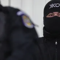 Weekend-ul a început cu mascații la ușă pentru o grupare specializată în contrabandă cu țigări./ Foto: digi24.ro