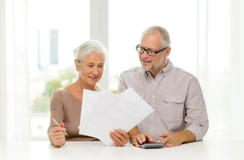 Pensionari cu documente Foto: Freepik (fotografie cu caracter ilustrativ)