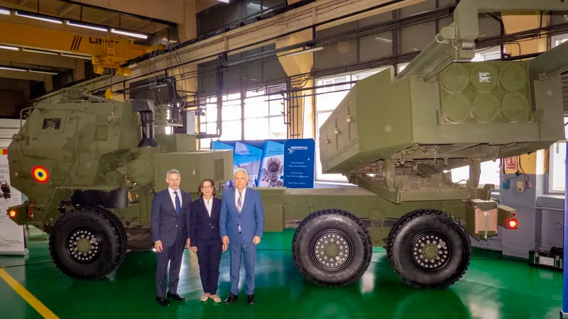 Oficialii români și ai ambasadei SUA la București la inaugurarea centrului de mentenanță Himars de la Aerostar Bacău. Sursă foto, Ambasada SUA la București