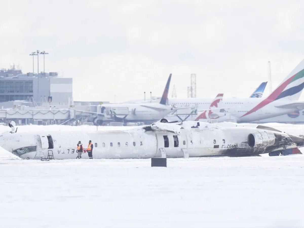 Accident aviatic în Canada. Un avion cu 80 de pasageri s-a răsturnat pe aeroportul din Toronto - Foto: Profimedia images