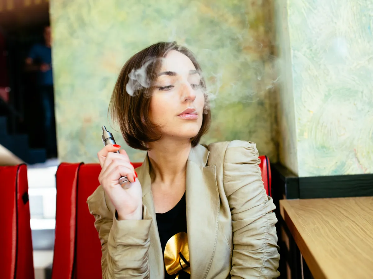 O femei fumează - Foto: Freepik