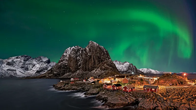 SPECTACOL DE LUMINI Aurora Boreală văzută deasupra Hamnoy, în Insulele Lofoten, Norvegia. Oamenii de știință spun că în anul 2024 se va putea zări cea mai puternică auroră boreală din ultimii 20 de ani.