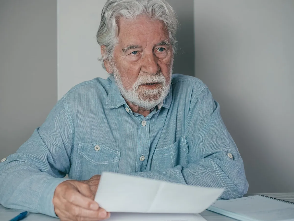 Pensionar supărat la pensie - Foto: Freepik