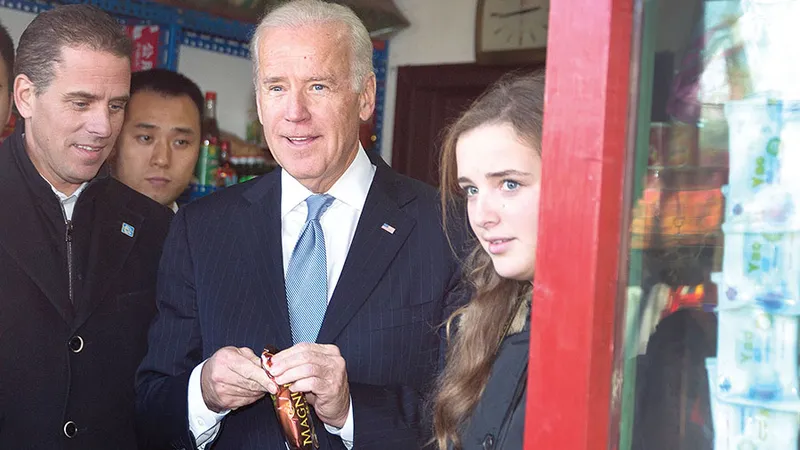Joe Biden este alături de fiul său, Hunter Biden, și fiica acestuia - Foto: Getty Images