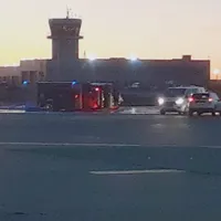 O mașină de pompieri s-a răsturnat pe pista Aeroportului Otopeni. / Foto: newsmaker.ro