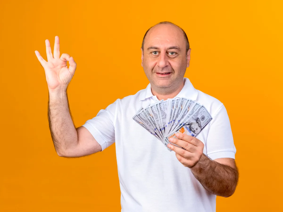 OFICIAL 200 lei în plus la pensie pentru 5.000.000 de pensionari. Când intră banii? Foto: Freepik (fotografie cu caracter ilustrativ)