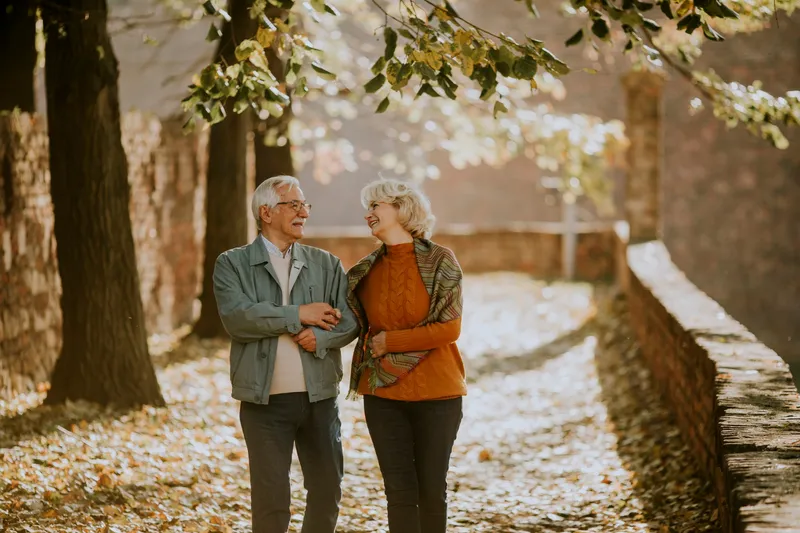 Pensionari se plimbă la pensie - Foto: Freepik