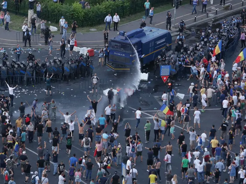 Jandarmii au folosit inclusiv un tun cu apă împotriva manifestanților. Foto Inquam Photos/George Călin