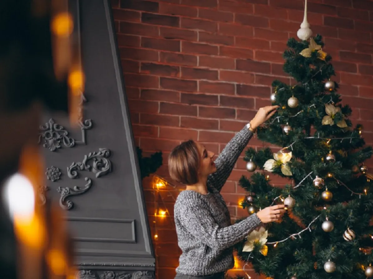 Ce să nu faci când amenajezi casa de sărbători? 3 greșeli electrice tipice de Crăciun. Cât de grave sunt?
