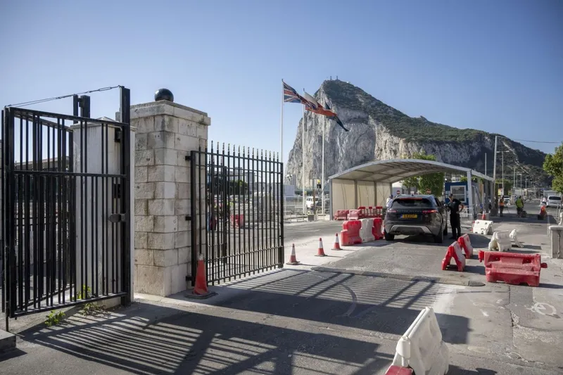 Frontiera pe cale de dispariţie dintre Gibraltar (UK) şi La L&iacute;nea de la Concepci&oacute;n, Spania - Foto: Profimedia Images