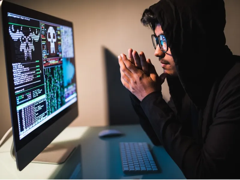 Cum îți pot fura hackerii pozele din telefon și banii din cont? Descarci o aplicație și rămâi falit - Foto: freepik (rol ilustrativ)