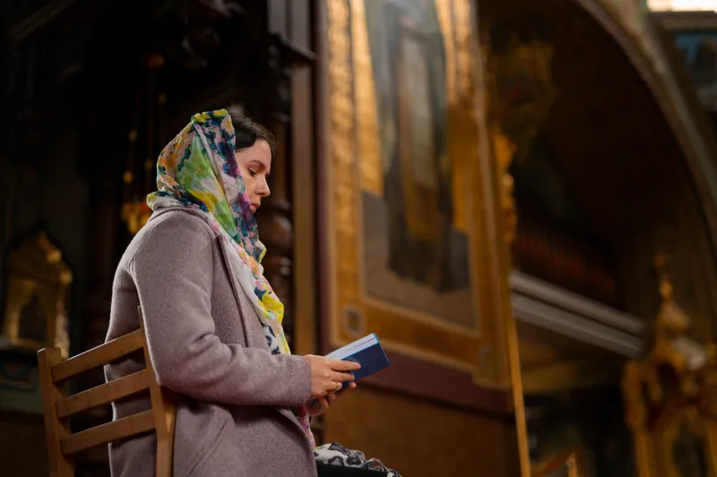 Femeie care se roagă - Foto: Freepik (Imagine cu rol ilustrativ)