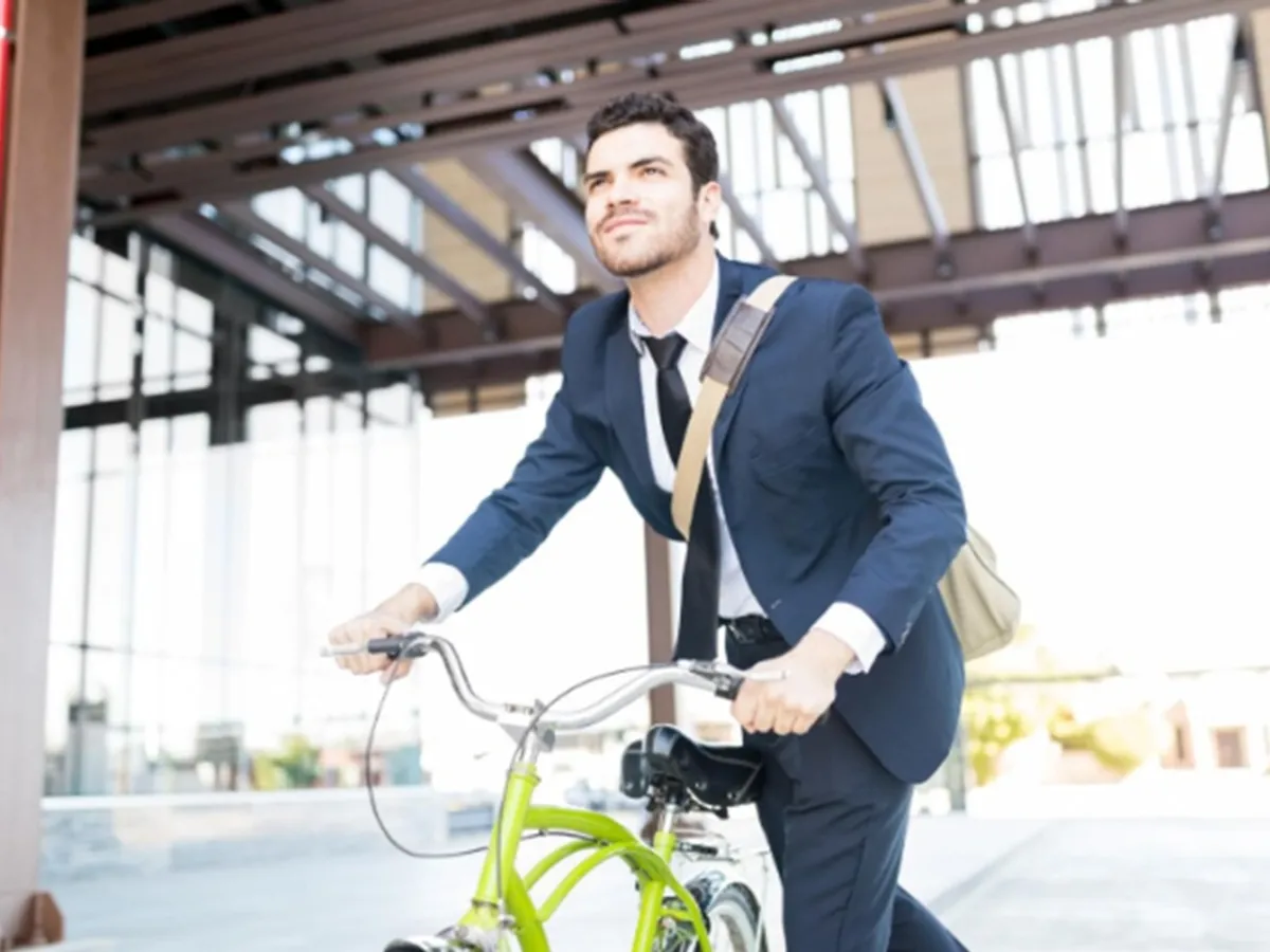 Barbat pe bicicleta - Foto: magnific (rol ilustrativ)