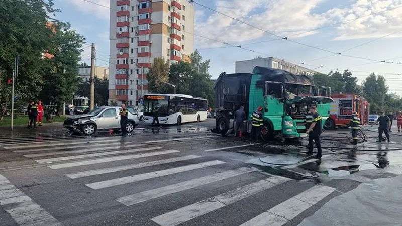 Accident grav! O basculantă grea se urcă pe un camion, după ce e lovită de o mașină, și ia foc - Foto: ziaruldeiasi.ro
