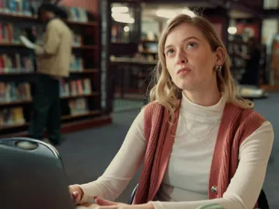 Studentă la bibliotecă - Foto: Freepik (rol ilustrativ)